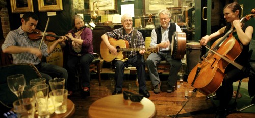 A very nice session of traditional Irish music with Jason, his band & Ilse.